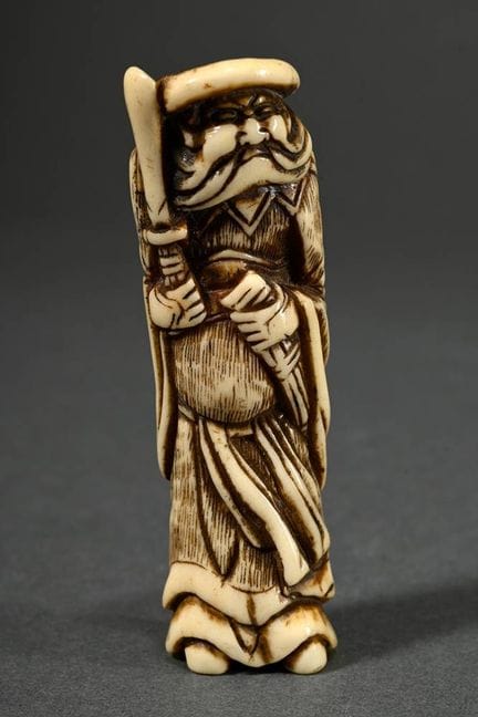 Netsuke compact en corne de cerf « Shoki, l'épée à