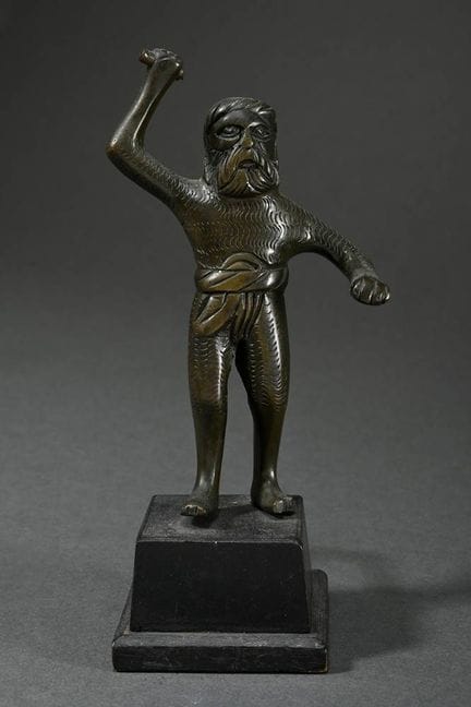 Statuette "Wilder Mann" im Fellkleid mit erhobenem