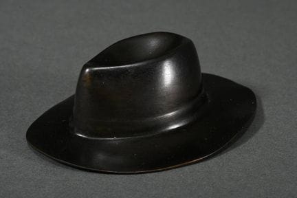 Bruni, Bruno (*1935) « Chapeau » 2003, bronze pati
