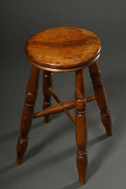 Sgabello da cucina in legno con gambe tornite e gi