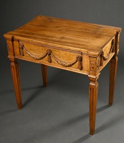Scrivania in legno tenero in stile Luigi XVI con f