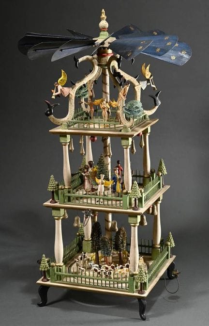 Pyramide lumineuse angulaire à trois étages, avec 