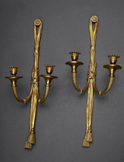 Coppia di lampade da parete in bronzo a due fiamme