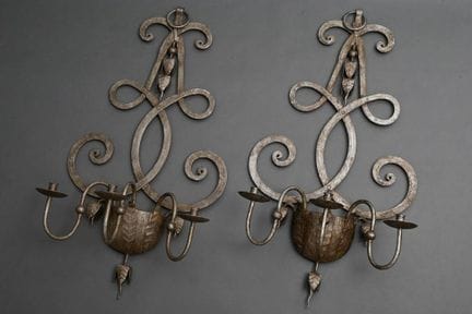 Coppia di grandi applique da parete in ferro battu