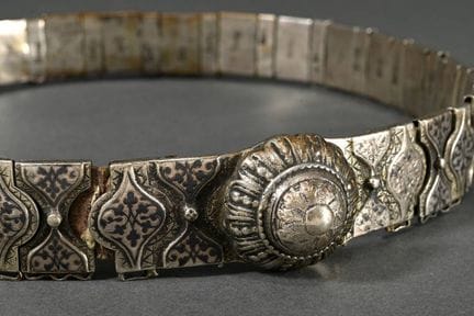 Ceinture féminine russe ornée d'un décor de rincea