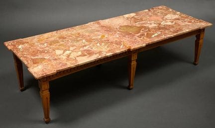 Tavolino in legno tenero con struttura intagliata 