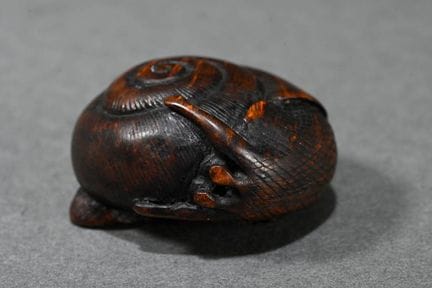 Netsuke en bois de keyaki « Escargot », signature 