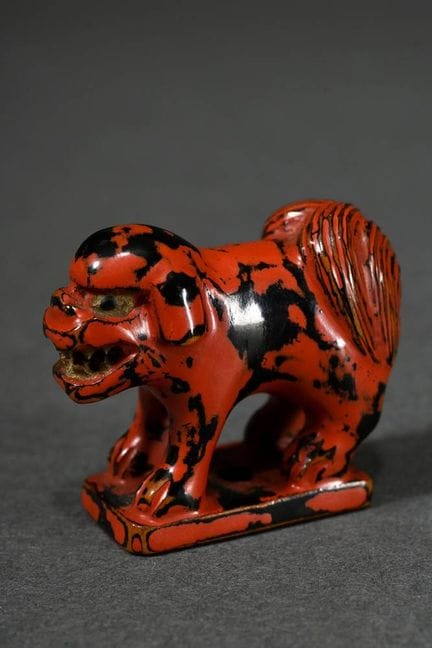 Netsuke en buis et laque Negoro « Shishi en colère