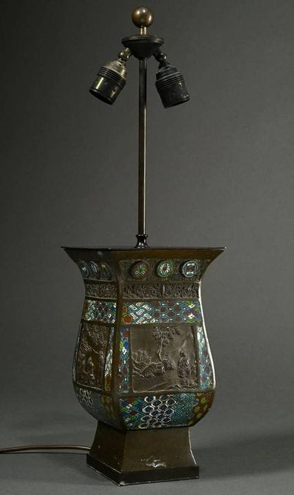 Vase japonais en bronze de forme angulaire de type