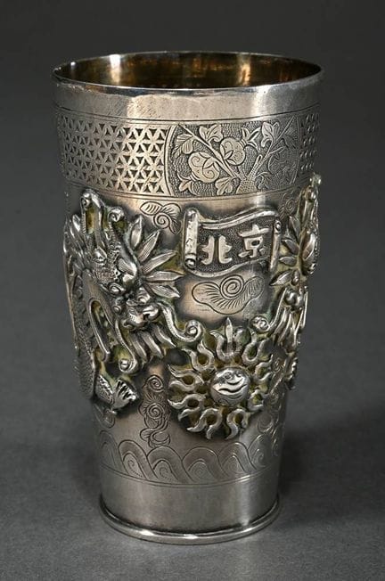 Tasse chinoise de forme conique, ornée d'un relief