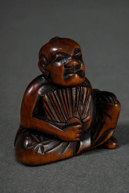 Netsuke en buis « Homme assis avec un éventail en 