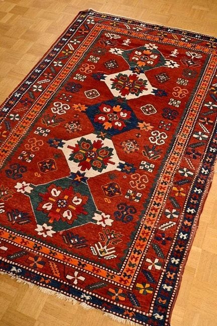Lori-Pambak-Kazak con cinque medaglioni di diversi