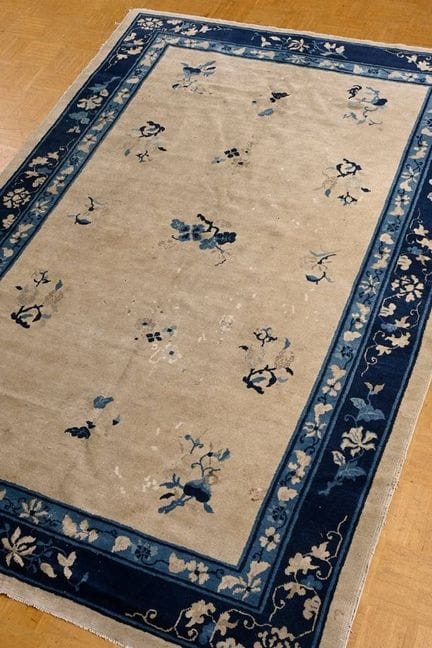 Tapis de Pékin présentant 15 motifs floraux délica