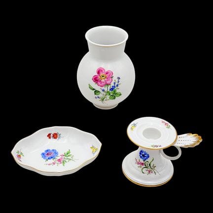 Vase, bougeoir et petit plat de Meissen, motif « B