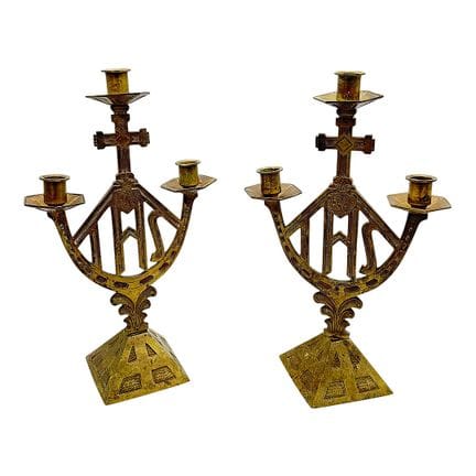 Par de candelabros de altar de latón de tres luces