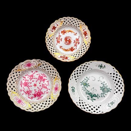 Tre piatti reticolati di Meissen, rosso “Rich Drag