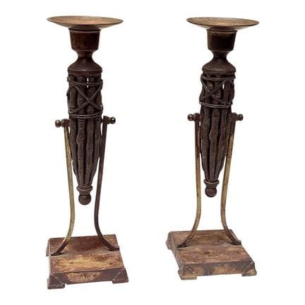 Par de candelabros de latón con fuste giratorio fo