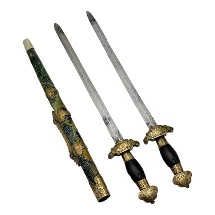 Coppia di spade corte cinesi Shuangjian in fodero 