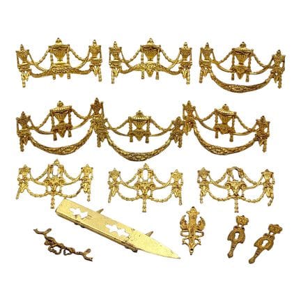 Lot de 14 ferrures de style Louis XVI, en laiton, 