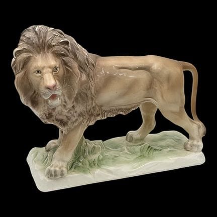 Leone a grandi passi di Sitzendorf, decorato in st