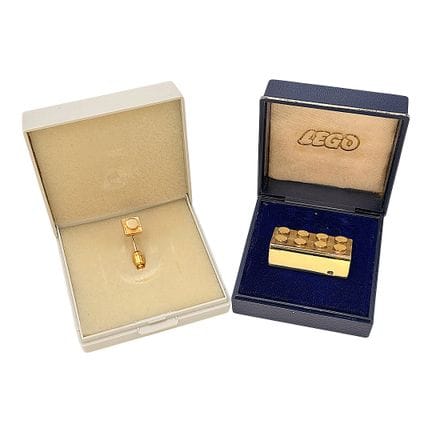 Mattoncino d’oro e spilla Lego per l’anniversario 