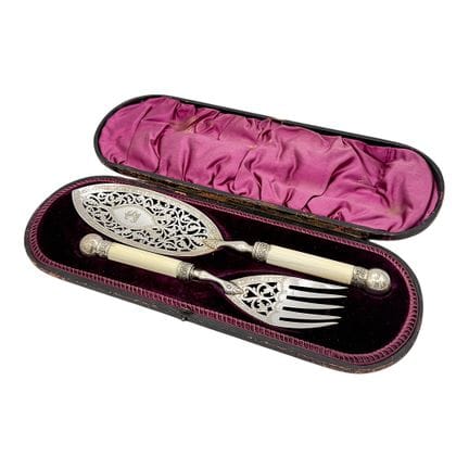 威廉·赫顿父子（William Hutton &amp; Sons）鱼肉餐具套装，镀银，骨质手柄，镂