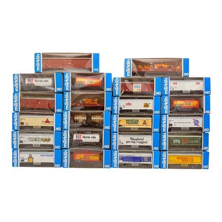 Set Märklin di 22 vagoni merci e pubblicitari nell