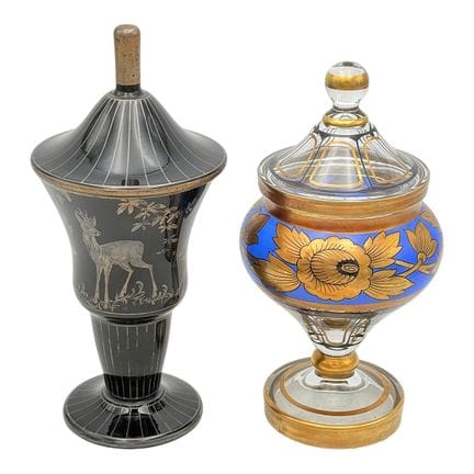 Dos copas con tapa: una de cristal negro con decor