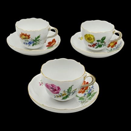 Tre tazze e piattini di Meissen, fiori colorati co