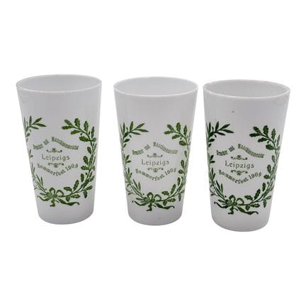 Tres vasos de cristal lechoso, recuerdo de la fies