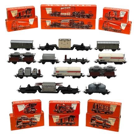 Set Märklin di dodici vagoni merci, vagoni a piana