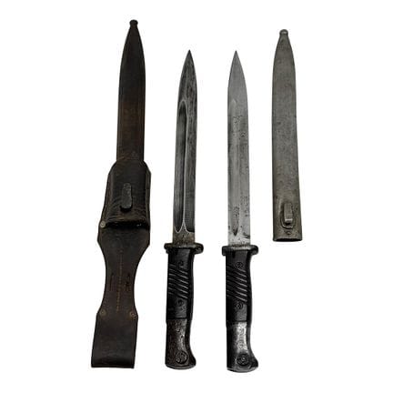 Due baionette Seitengewehr 84/98 con foderi, fibbi