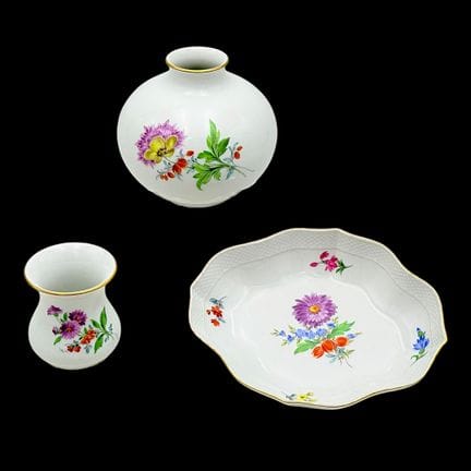 Deux vases et un plat de Meissen ornés de fleurs c