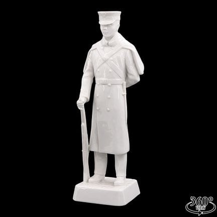Statuetta in porcellana raffigurante un cadetto de