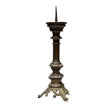 Candelabro alto con púa y base de tracería calada,
