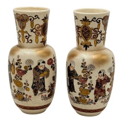 Paire de vases Satsuma ornés de scènes figuratives