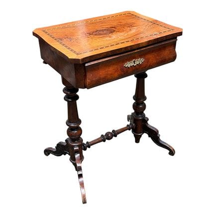 Mesa de costura con chapa de nodo y marquetería de