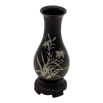 Vase laqué orné d'un motif de lys argentés, posé s