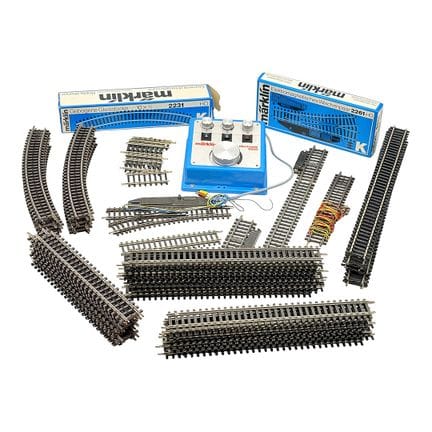 Set Märklin composto da circa 70 binari K, due sca