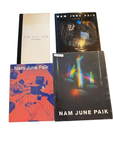 NAM JUNE PAIK
Ensemble de 4 livres sur l'artiste
-