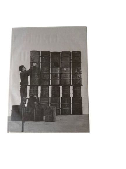 CHRISTO: LAS ESCULTURAS DE PARÍS, 1961
Kettler Ver
