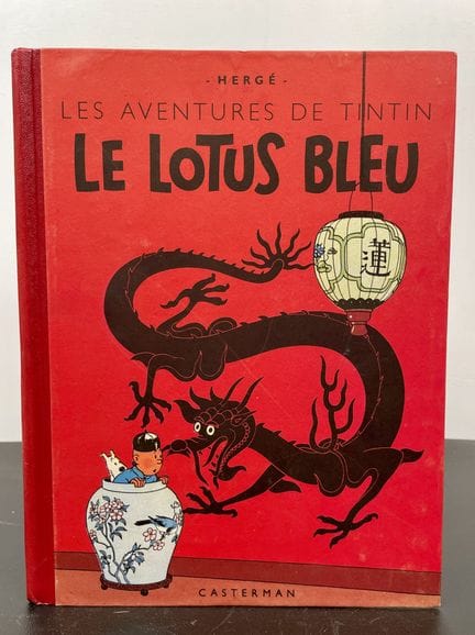 埃尔热。《蓝莲花》。
图尔奈-巴黎，卡斯特曼出版社，1946年。四开本，出版社彩色插图硬皮精装，红脊