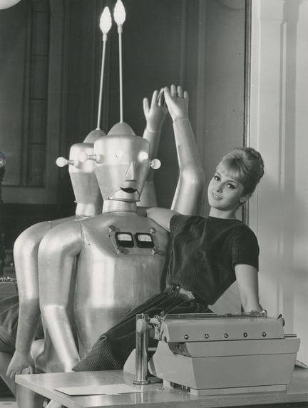 Henri GUILBAUD 
Modèle et le robot dactylographe (