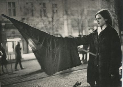 Tchécoslovaquie 
Jeune fille tenant un drapeau, 8 