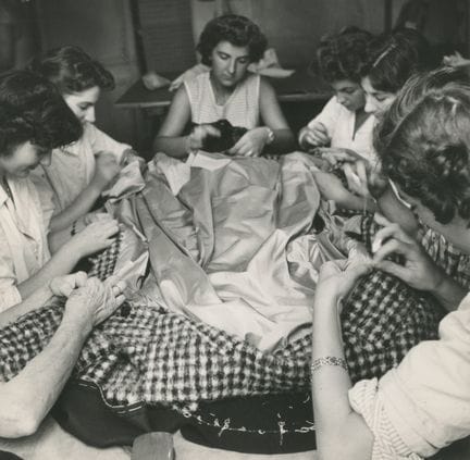 Haute-Couture
"Livraison urgente", sept couturière