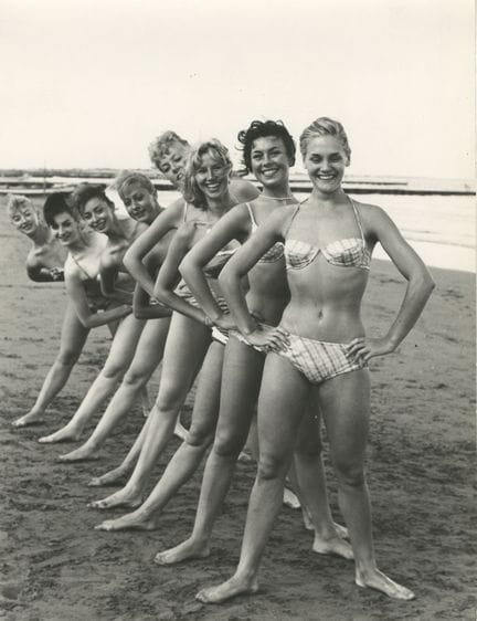 Le bikini
Jeunes filles en bikini, sur la plage, c
