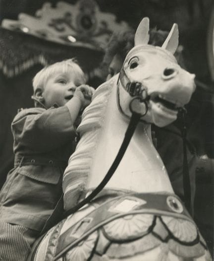 Tour de manège
L'enfant s'amuse son sur cheval de 
