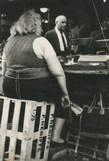 Pierre PARENTE (XX°) 
La marchande derrière son co
