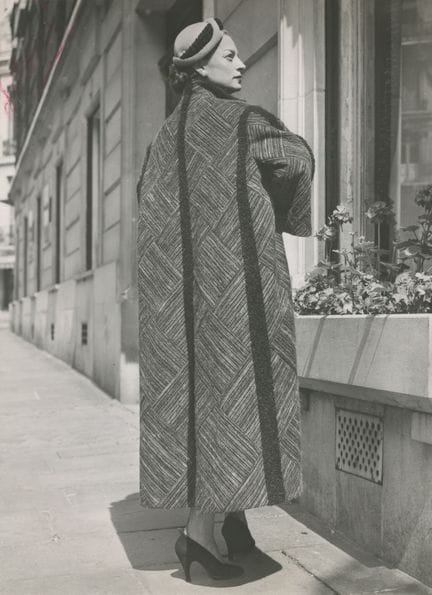 Mode 
Elégante, manteau de laine, 1953 
Tirage arg