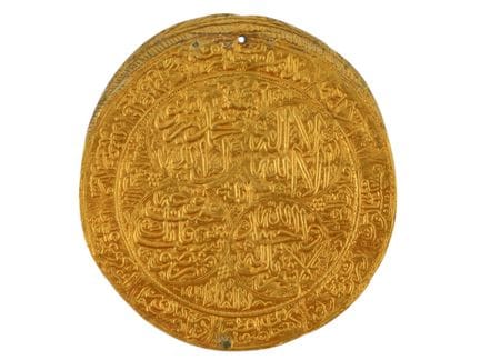 CIONDOLO AMULETO ISLAMICO IN ORO CON CALLIGRAFIA, 